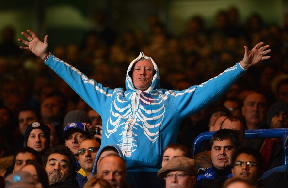 Những trang phục ma quái được fan Chelsea mặc đến sân đêm Halloween.